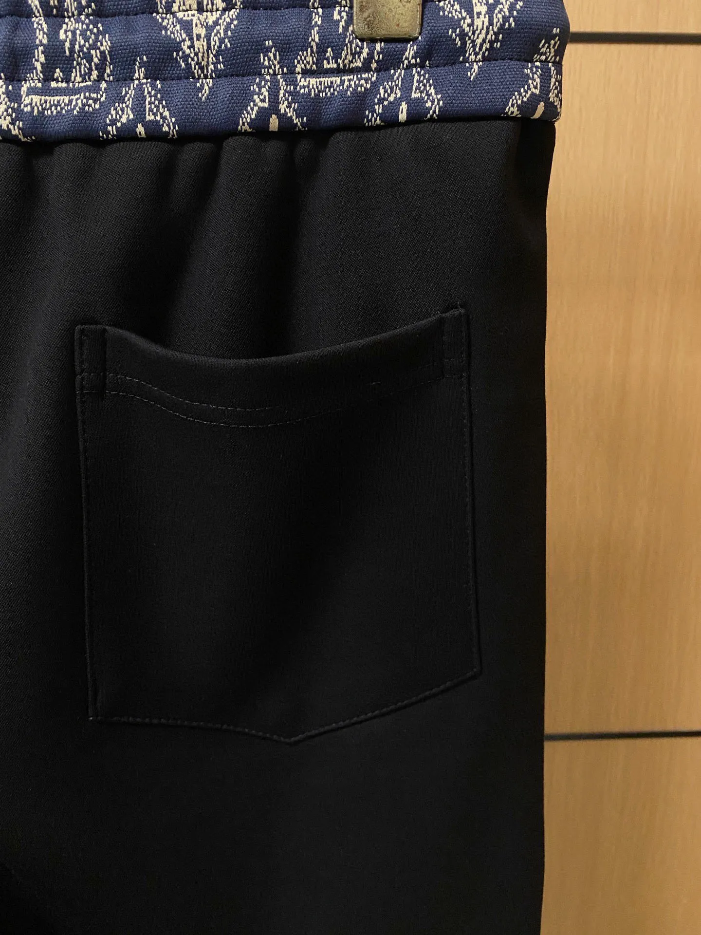 🅿️720 LV hot-selling suit is coming. Focus on the original version of the official website. 2025 new hot-selling cardigan suit. The original order is the best. 🇭🇰The meticulous work of top designers. It has a fitting and perfect upper body effect. All-natural high-quality Tencel Roman cotton 100%, close-fitting comfort, noble and elegant! Original hardware embodies elegance and nobility! Counter size: M-3XL (maximum wear up to 190 pounds)